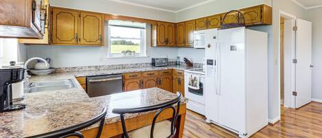 Fridge, microwave, stovetop, dishwasher