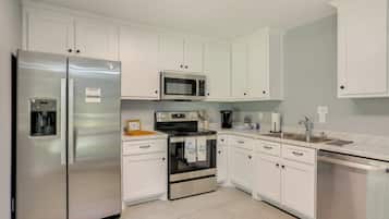 Fridge, microwave, stovetop, dishwasher