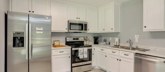 10 Mi to Tennessee River: Blue Willow-Themed Home