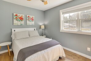 2 slaapkamers, een strijkplank/strijkijzer, internet, beddengoed