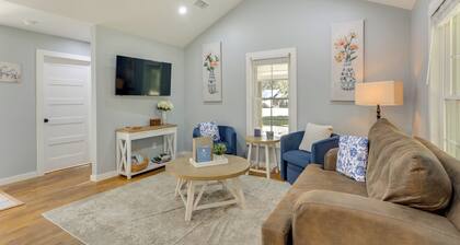 10 Mi to Tennessee River: Blue Willow-Themed Home