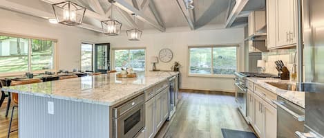 Fridge, microwave, stovetop, dishwasher