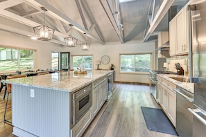 Kylskåp, mikrovågsugn, spishäll och diskmaskin