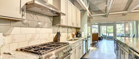 Fridge, microwave, stovetop, dishwasher