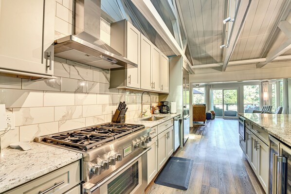 Kylskåp, mikrovågsugn, spishäll och diskmaskin