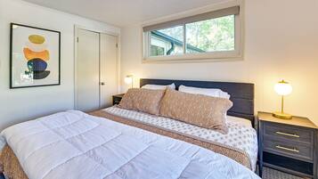 4 bedrooms, desk, iron/ironing board, travel crib