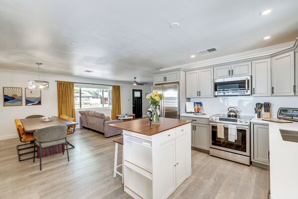 Fridge, microwave, stovetop, dishwasher