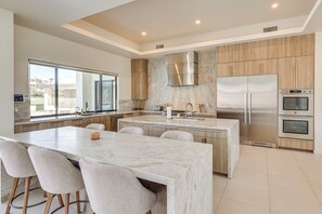 Kjøleskap, mikrobølgeovn, kokeplater og oppvaskmaskin