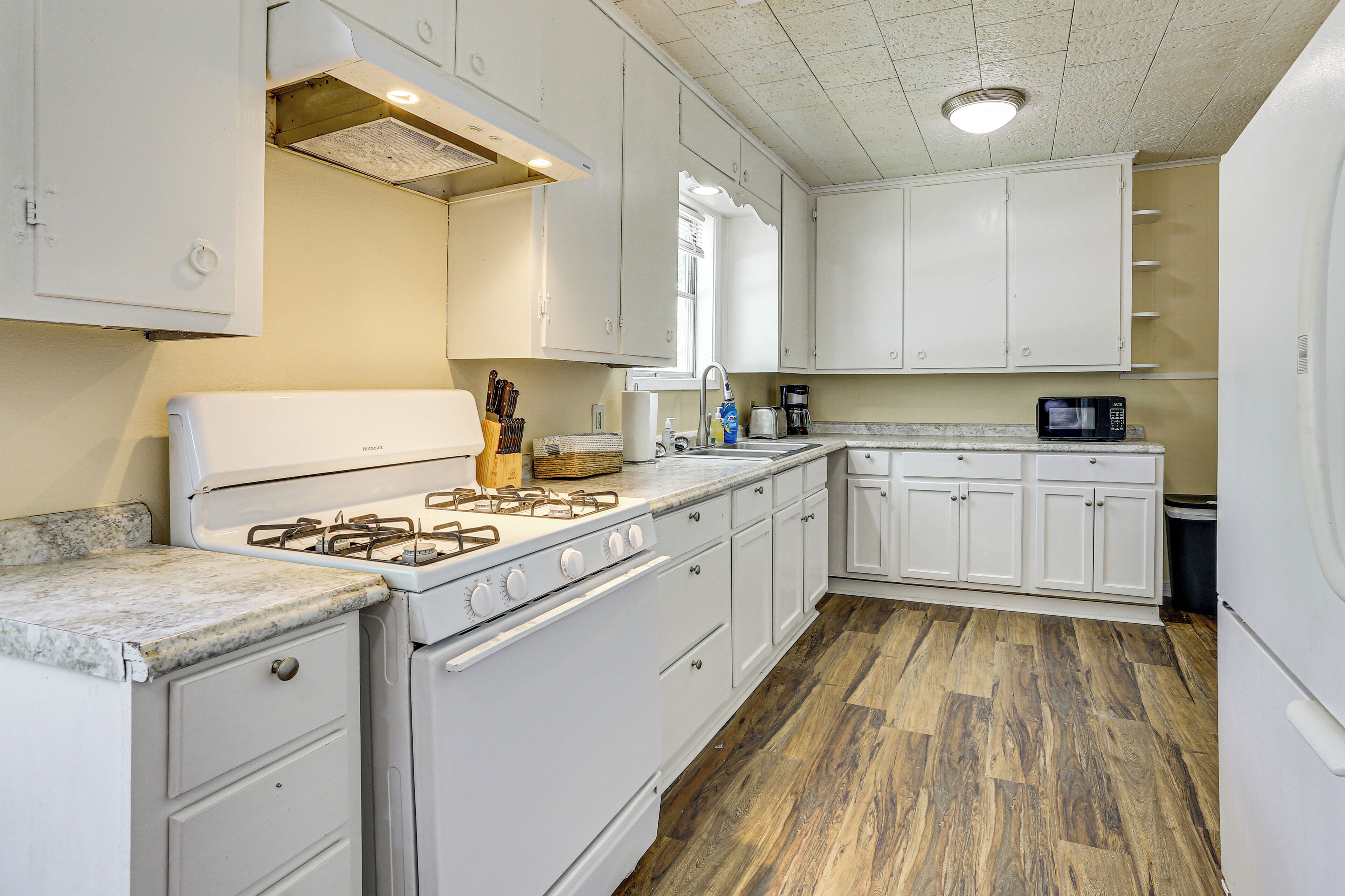 Fridge, microwave, stovetop, coffee/tea maker