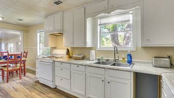 Réfrigérateur, micro-ondes, plaque de cuisson, cafetiÚre/bouilloire