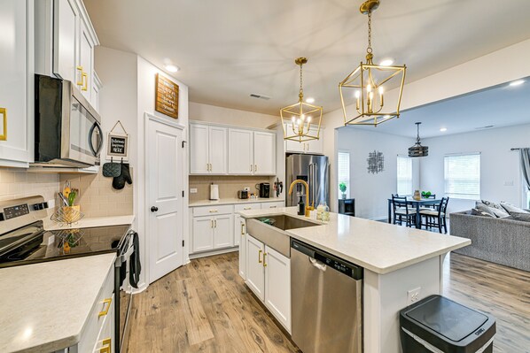 Réfrigérateur, four à micro-ondes, surface de cuisson, lave-vaisselle