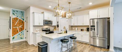 Réfrigérateur, four à micro-ondes, surface de cuisson, lave-vaisselle