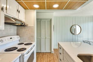 Fridge, microwave, stovetop, dishwasher - 2 Mi to HarborWalk Village: Cozy Condo w/ Balcony (Destin)