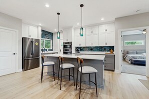 Kjøleskap, mikrobølgeovn, ovn og kokeplater