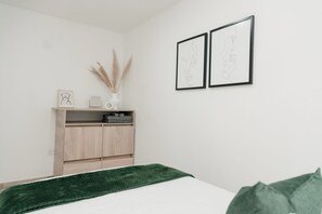 2 dormitorios, tabla de planchar con plancha, wifi y ropa de cama