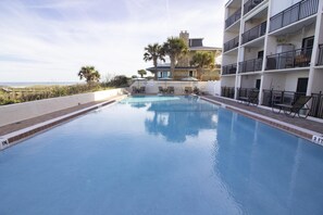 A heated pool - Oceanfront Condo ~ Heated Pool ~ Nice Décor! (Saint Augustine)