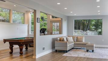 Luxury House, 4 Bedrooms, Kitchen, Mountain View | Premium bedding, iron/ironing board, travel crib, free WiFi