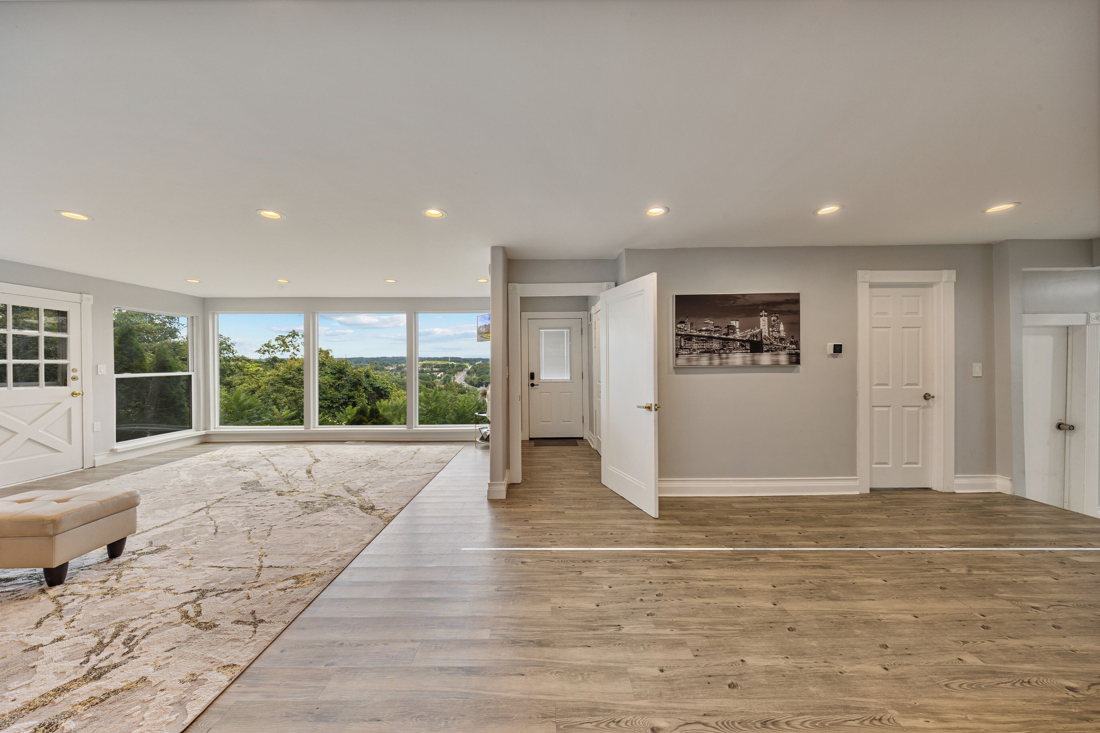 Nhà Cao cấp, 4 phòng ngủ, bếp, quang cảnh núi | Khu phòng khách | Smart TV 55-inch có truyền hình cáp, dịch vụ stream 