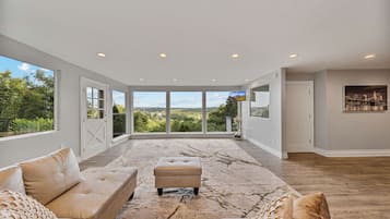 Luxury House, 4 Bedrooms, Kitchen, Mountain View | Living room | 55-inch Smart TV with cable channels, streaming services