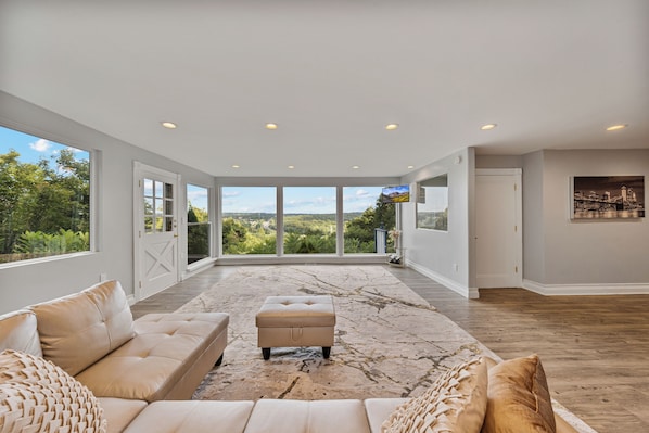 Nhà Cao cấp, 4 phòng ngủ, bếp, quang cảnh núi | Phòng khách | Smart TV 55-inch có truyền hình cáp, dịch vụ stream