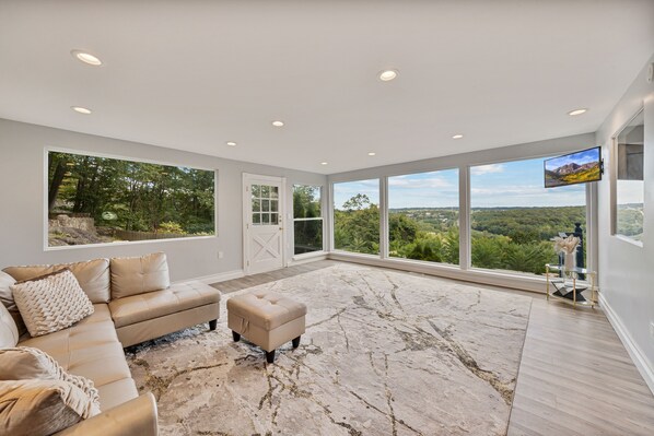 Lyxhus - 4 sovrum - kök - utsikt mot bergen | Vardagsrum | 55-tums smart-tv med kabelkanaler och streamingtjänster