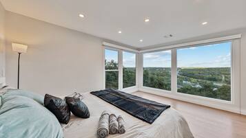 Premium bedding, iron/ironing board, travel cot, free WiFi