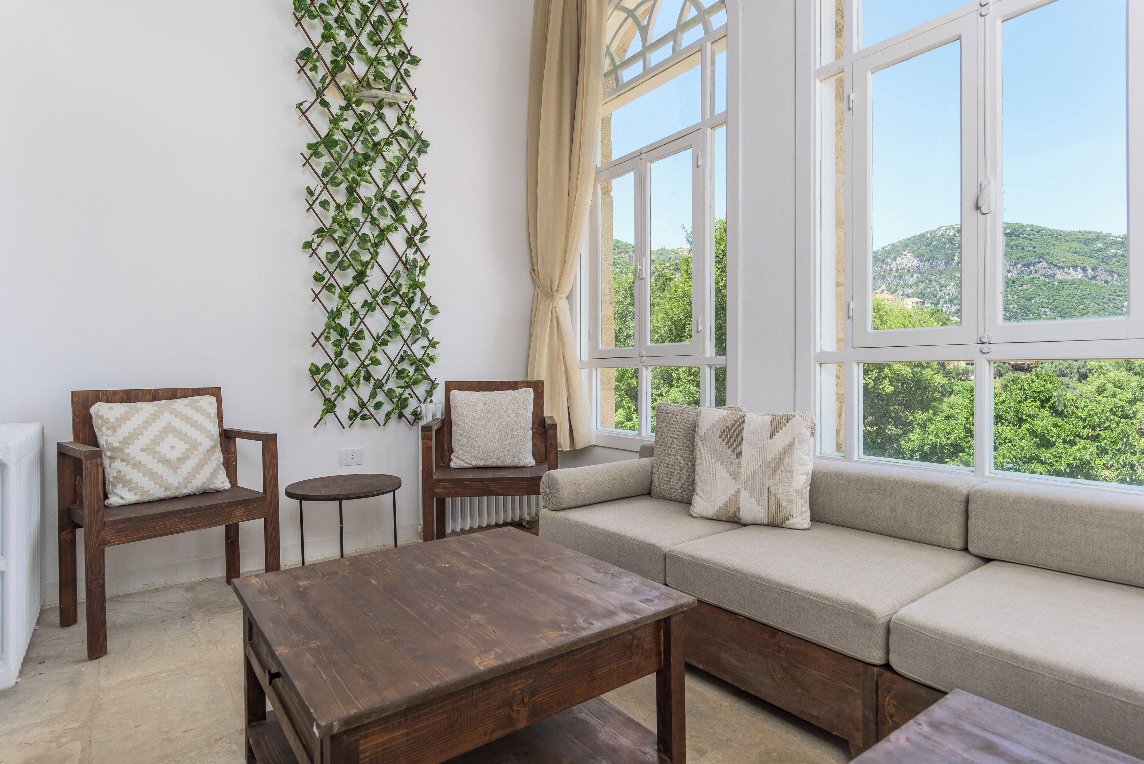 Rumah, 4 kamar tidur, dapur, pemandangan gunung | Ruang keluarga | Smart TV 43-inci dengan saluran TV kabel dan layanan streaming