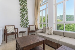 House, 4 Bedrooms, Kitchen, Mountain View | Living room | 43-inch Smart TV with cable channels, streaming services