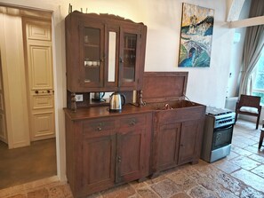 House, 4 Bedrooms, Kitchen, Mountain View | Private kitchen | Full-size fridge, microwave, oven, stovetop
