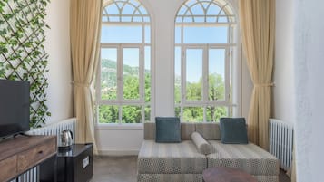 Casa, 4 habitaciones, cocina, vista a la montaña | Sala de estar | Smart TV de 43 pulgadas con canales por cable y servicios de streaming