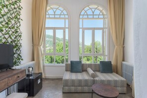 Casa, 4 habitaciones, cocina, vista a la montaña | Sala de estar | Smart TV de 43 pulgadas con canales por cable y servicios de streaming 