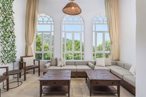 House, 4 Bedrooms, Kitchen, Mountain View | Living room | 43-inch Smart TV with cable channels, streaming services