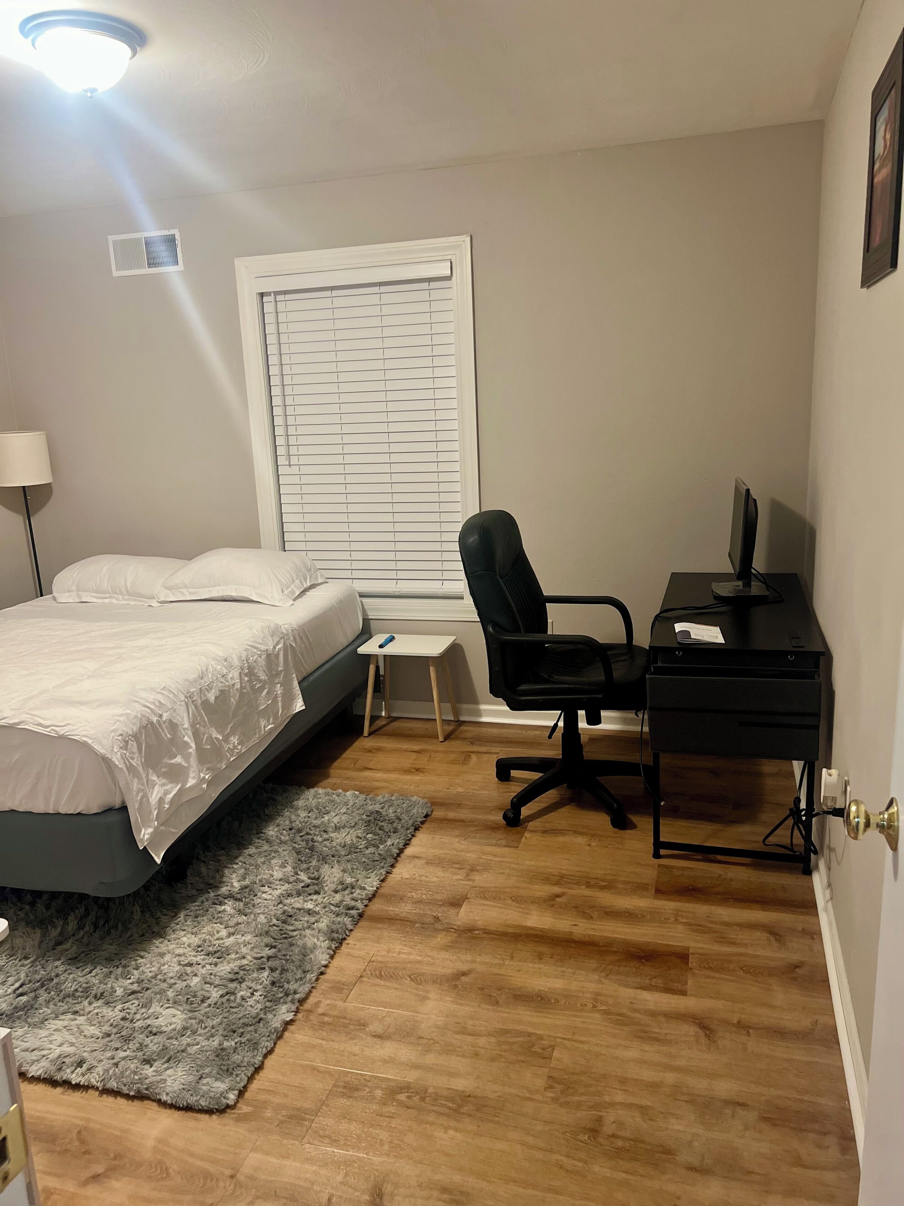 1 quarto, escrivaninha, ferros/tábuas de passar roupa, Wi-Fi de cortesia