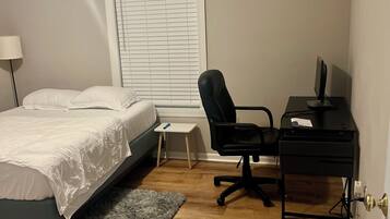 1 quarto, escrivaninha, ferros/tábuas de passar roupa, Wi-Fi de cortesia