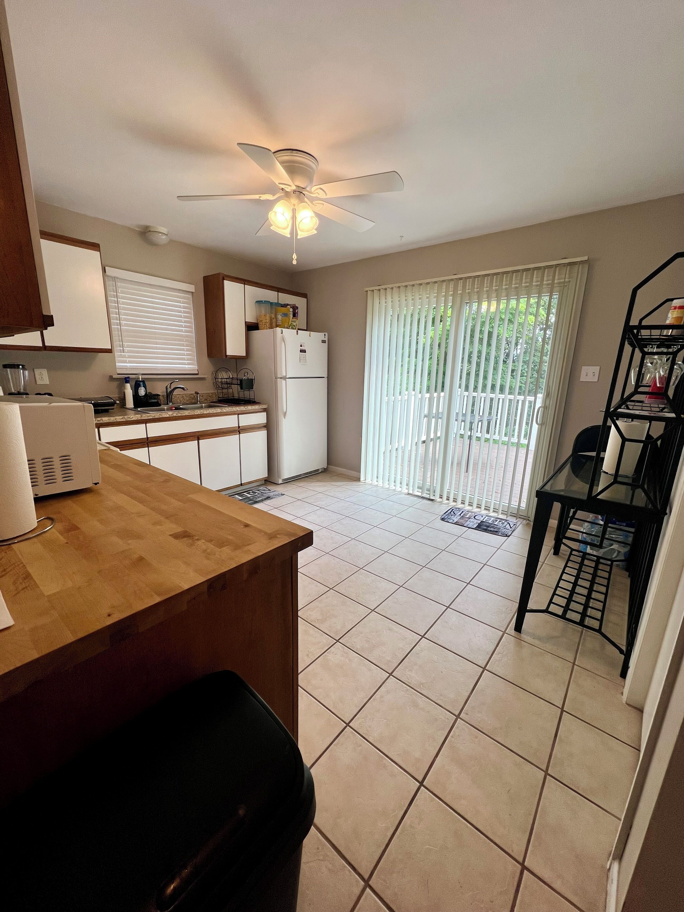 Microondas, horno, parrilla de estufa y tetera eléctrica 