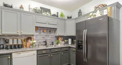 Stylish 2BR Townhome w/ Garage & Patio | Perfect for Stays or Assignments