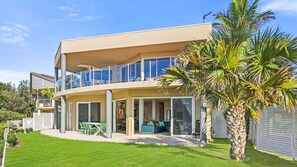 Exterior - Beaches Unit 3 - Luxury Beachfront Unit – Ground Floor (South West Rocks)