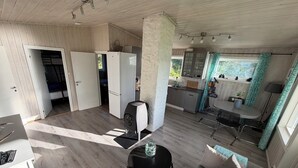 Ein kompakter Wohnbereich mit Küchenzeile, Essplatz und Sofa.