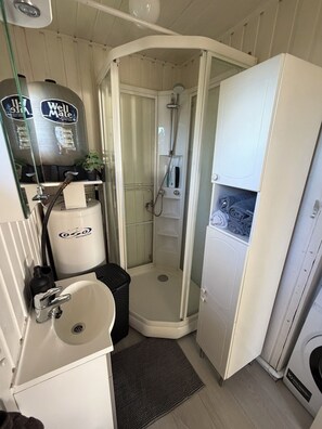 Dusch, hårtork, handdukar och tvål