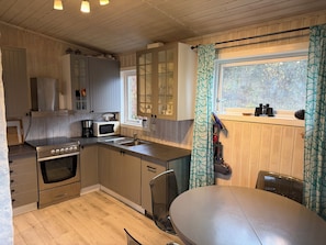 Een koelkast, een magnetron, een oven, een kookplaat