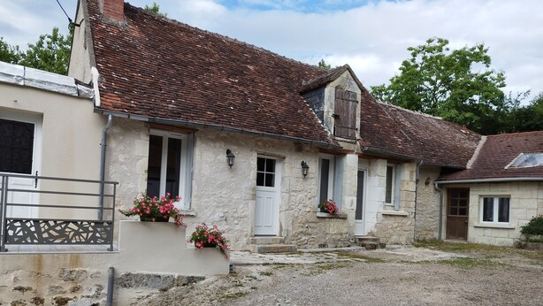 A two-story stone house with a gravel driveway and flower boxes. - 2 minutes from Beauval Zoo - SEIGY - LE GITE DES ECUREUILS 4 / 6 persons (Seigy)