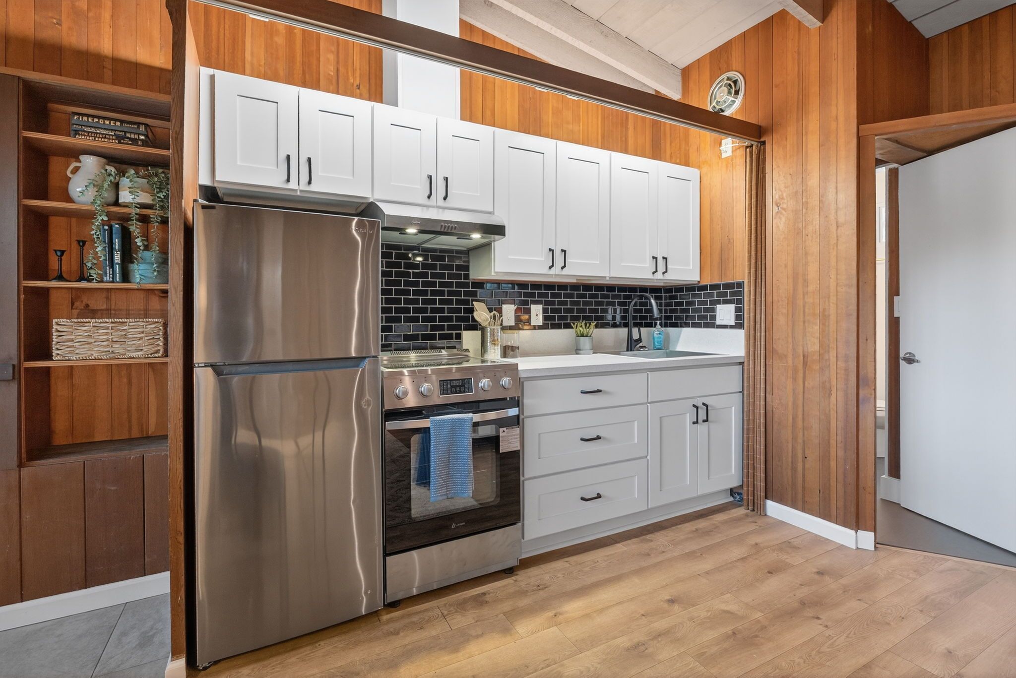 Jääkaappi, mikroaaltouuni, uuni, liesi