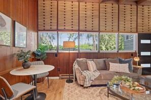 Smart TV - Mid-Century Hideaway, Near Forest Park (Portland)