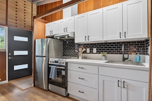 Fridge, microwave, oven, stovetop - Mid-Century Hideaway, Near Forest Park (Portland)