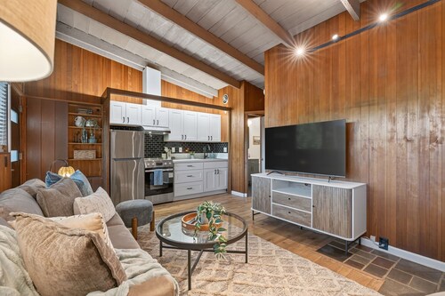 Mid-Century Hideaway, Near Forest Park