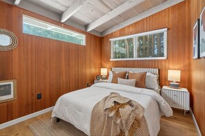 1 bedroom, internet, bed sheets - Mid-Century Hideaway, Near Forest Park (Portland)