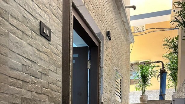 Apartemen Premium | Area keluarga | Televisi LED 32-inci dengan saluran TV digital dan Netflix