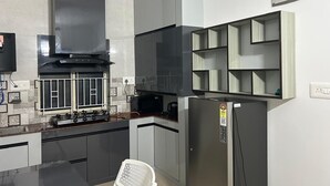 Apartemen Deluks, 1 kamar tidur, balkon | Area keluarga | Televisi LED 32-inci dengan saluran TV digital dan Netflix
