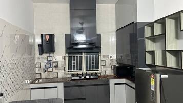 Apartament familiar, 1 dormitori, balcó | Sala d'estar | Televisor LED de 32 polzades amb canals digitals i Netflix