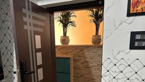 Apartemen Premium | Area keluarga | Televisi LED 32-inci dengan saluran TV digital dan Netflix
